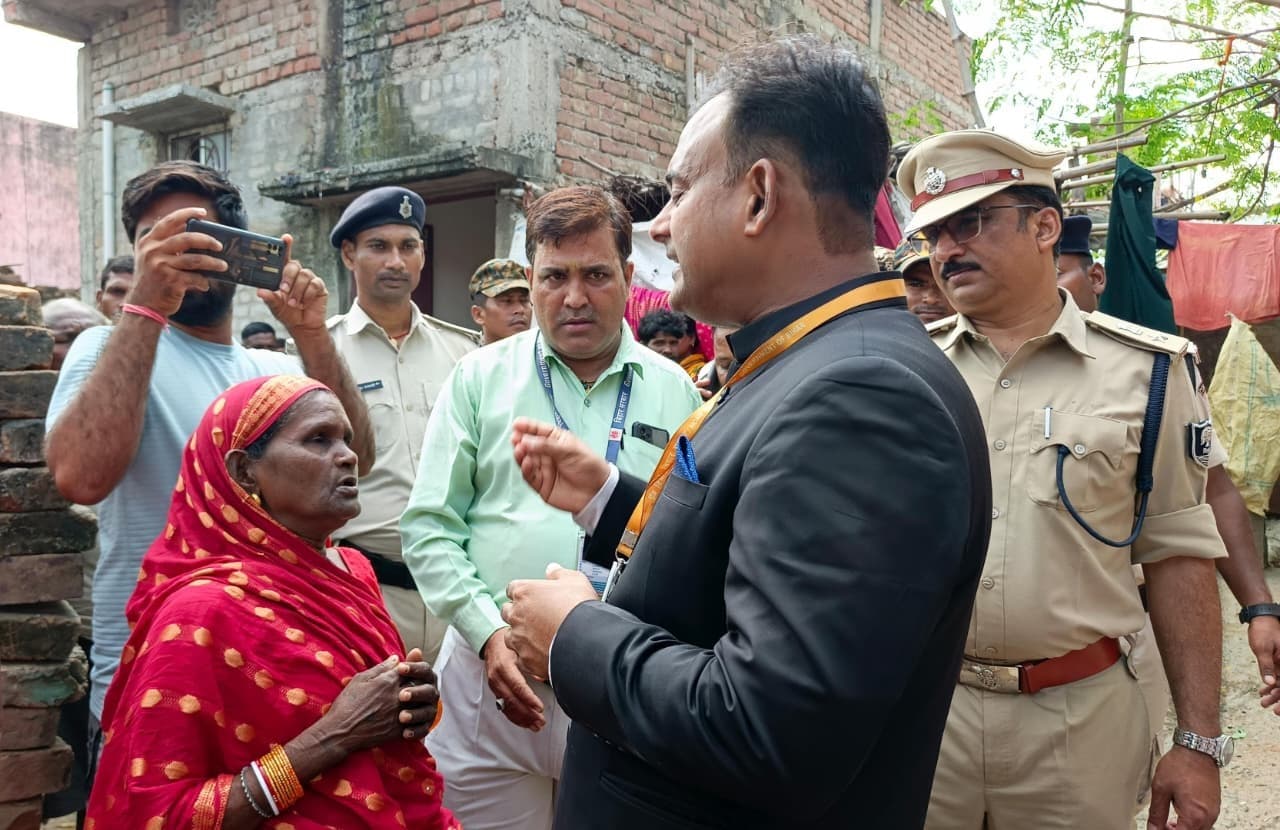 डीएम-एसपी ने किया प्राथमिक विद्यालय मुसहरी टोला दरियापुर का औचक निरीक्षण