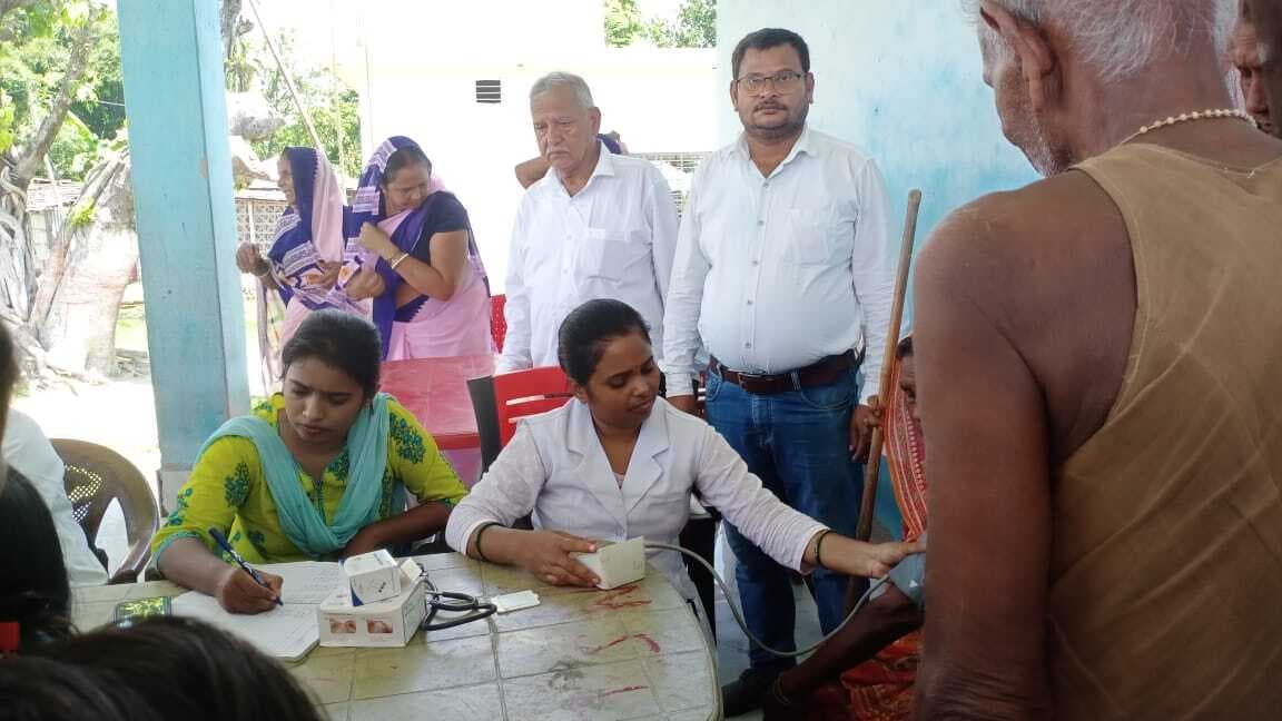 स्वास्थ्य शिविर में 273 वयस्क व 45 बच्चों की हुई जांच