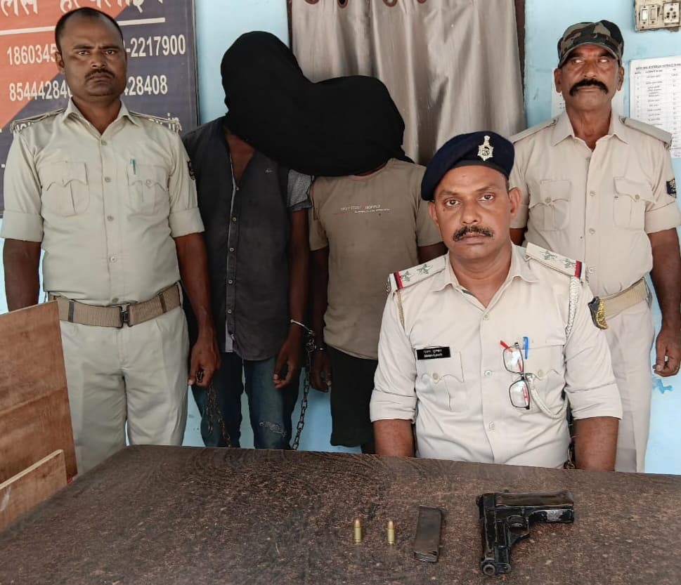 पिस्टल व दो कारतूस के साथ दो युवक गिरफ्तार