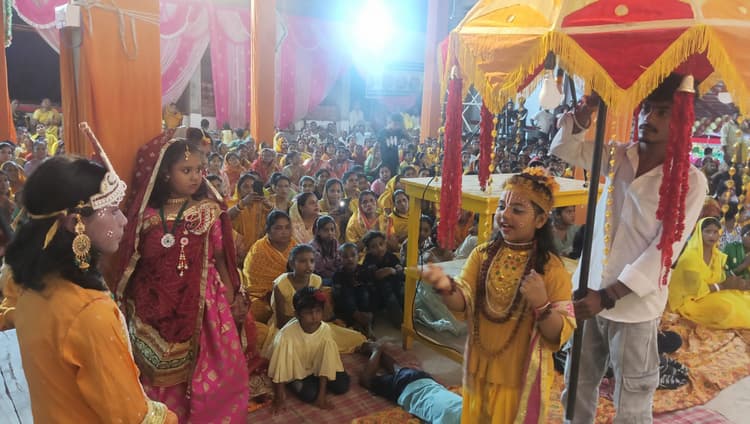 भगवान श्रीकृष्ण के जन्म पर मनाया उत्सव, झूम उठे श्रद्धालु