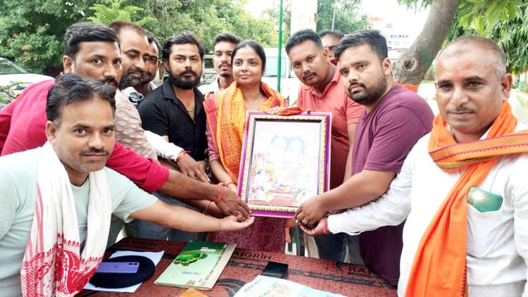 नव पदस्थापित महिला थानाध्यक्ष को समाजसेवियों ने किया सम्मानित