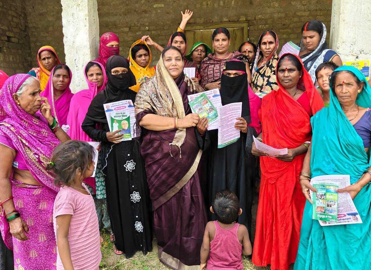 बैकुंठपुर में जदयू महिला प्रकोष्ठ का डोर-टू-डोर संवाद अभियान शुरू