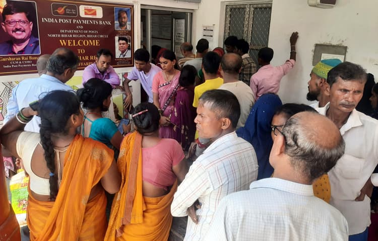 नये सॉफ्टवेयर से बढ़ी डाकघर में परेशानी, ग्राहक घंटों लाइन में लगने को मजबूर