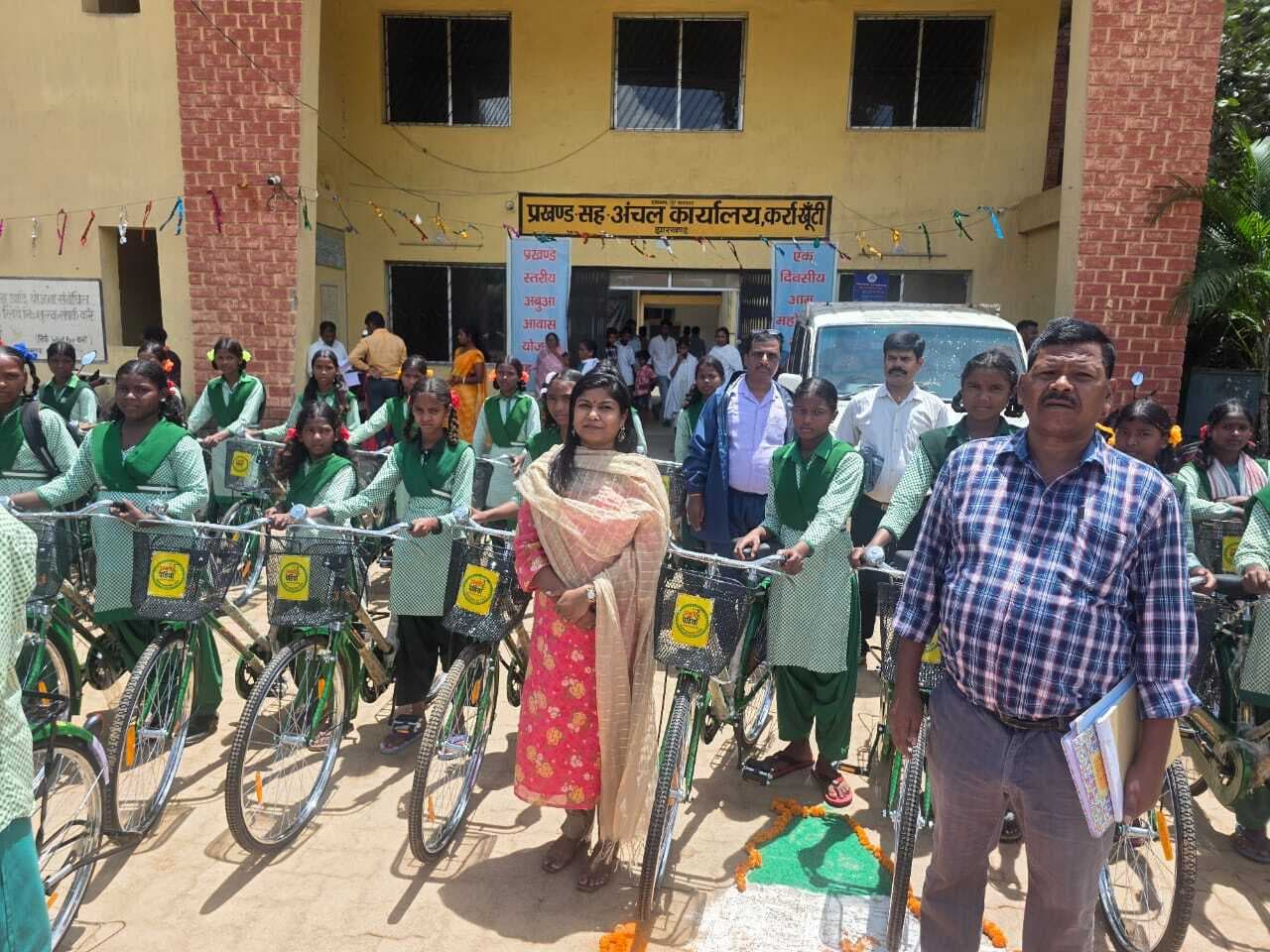 कर्रा में 225 स्कूली विद्यार्थियों के बीच साइकिल का वितरण