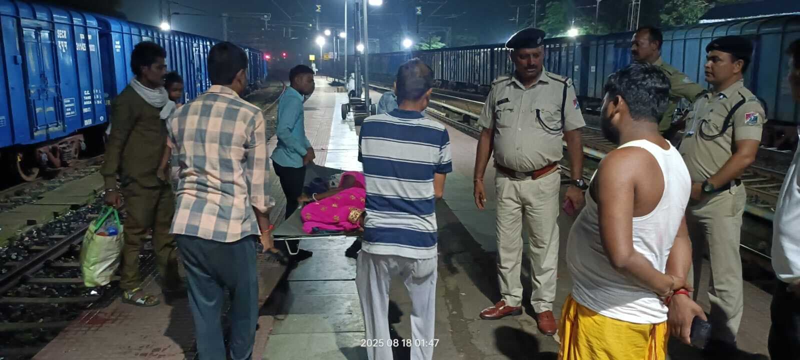 Deoghar news : चलती ट्रेन में महिला ने बच्चे को दिया जन्म, आरपीएफ ने पहुंचाया अस्पताल