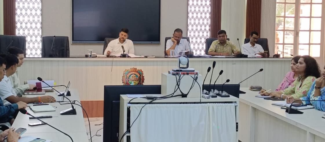 सर्वोच्च प्राथमिकता के आधार पर करें न्यायालय से जुड़े मामलों का निष्पादन : डीएम