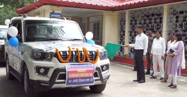 डीएम ने मोबाइल ईवीएम डेमोंस्ट्रेशन वैन को हरी झंडी दिखा कर किया रवाना