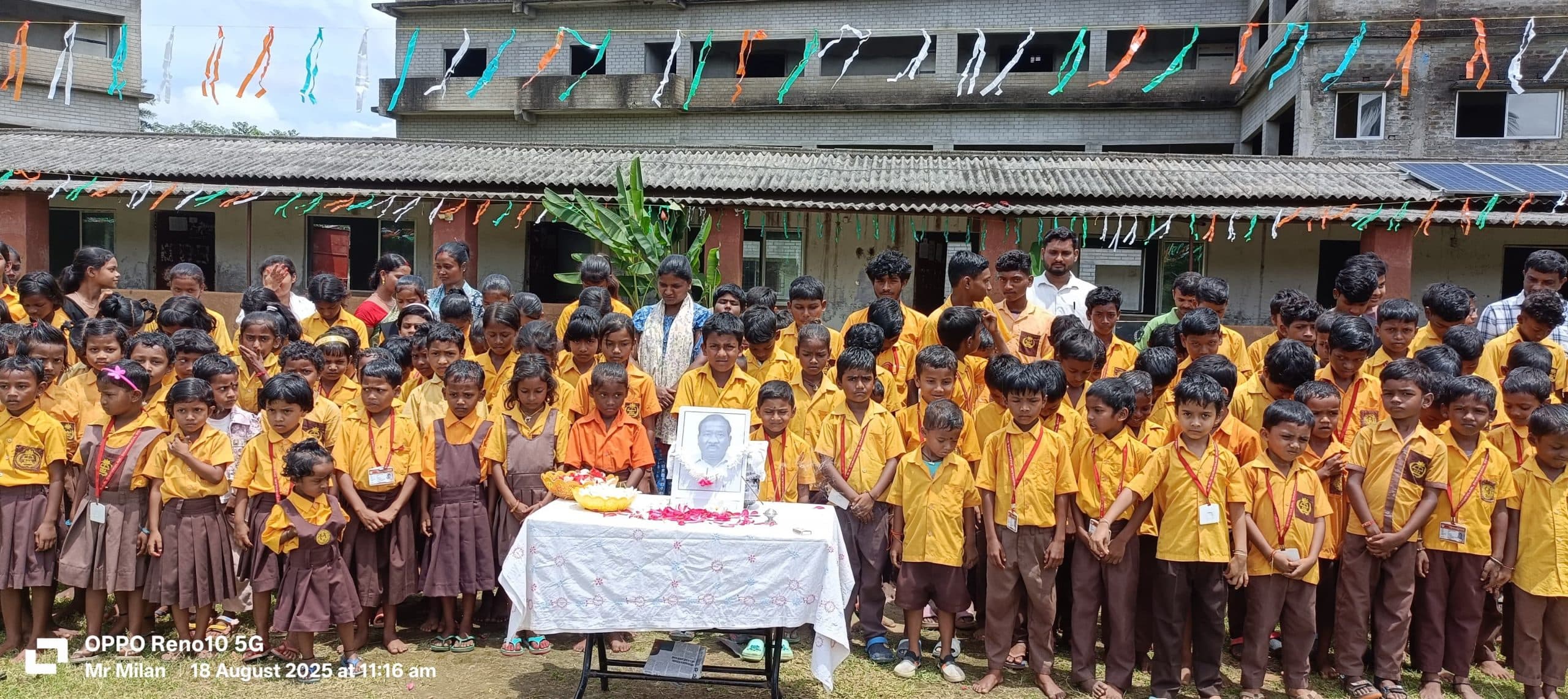 आचार्य के साथ छात्र-छात्राओं ने शिक्षा मंत्री को दी श्रद्धांजलि