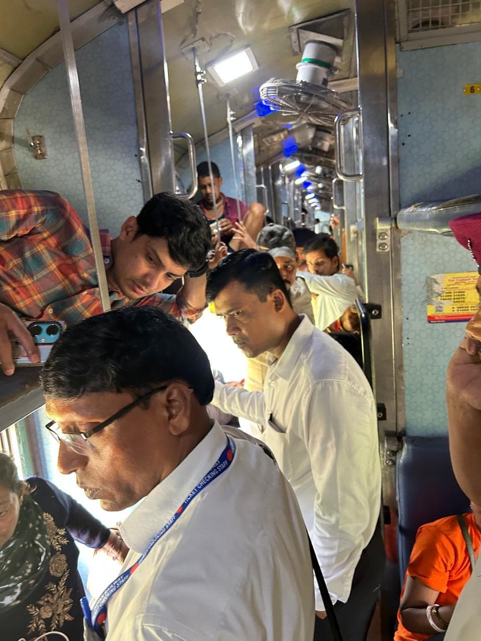 Deoghar news : झाझा-चित्तरंजन रेल सेक्शन में विशेष टिकट जांच अभियान,  240 बिना टिकट यात्री पकड़े गये