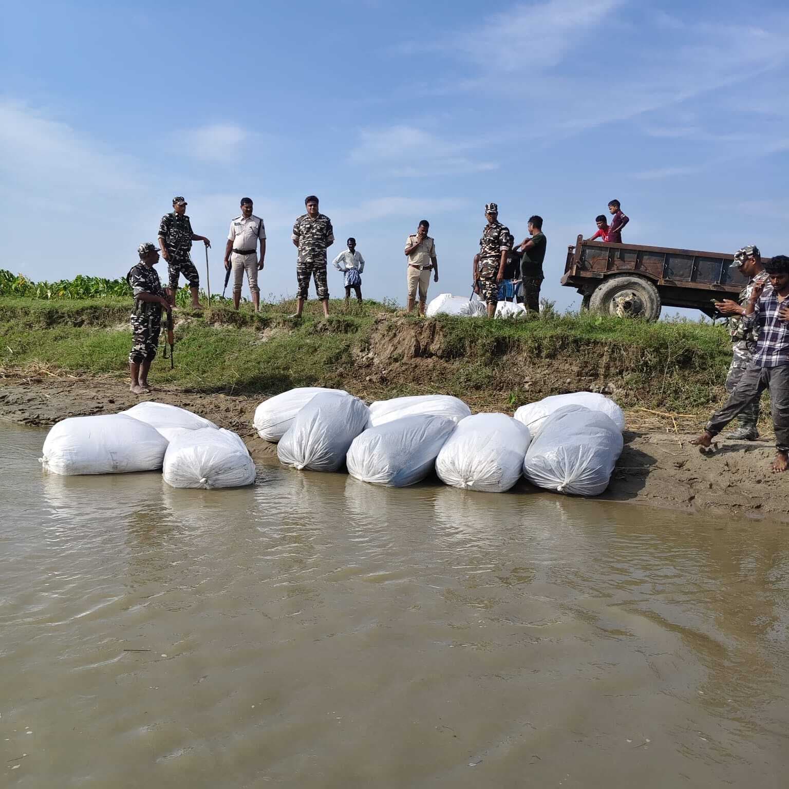 460 किलो तंबाकू व तीन बोरा यूरिया खाद किया जब्त