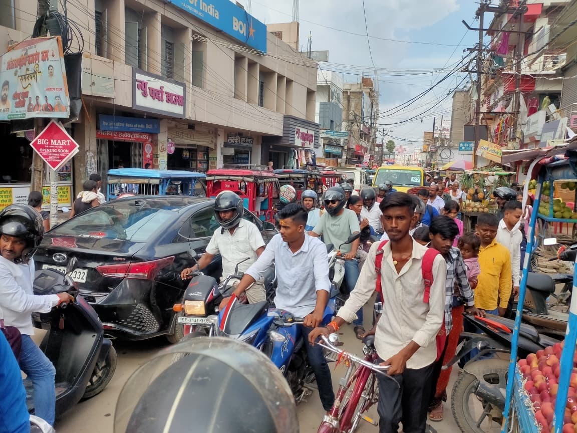 hajipur news. शहर में घंटों लगा रहा जाम, रेंगती रहीं गाड़ियां