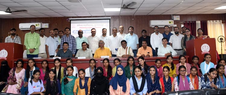 आचरण ही बनेगी पहचान, कक्षाओं में नियमित रहें उपस्थित