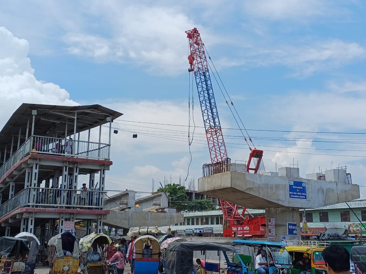 जंक्शन पर एलिवेटेड रोड का काम तेज, दो पिलरों के बीच लगे तीन गार्डर