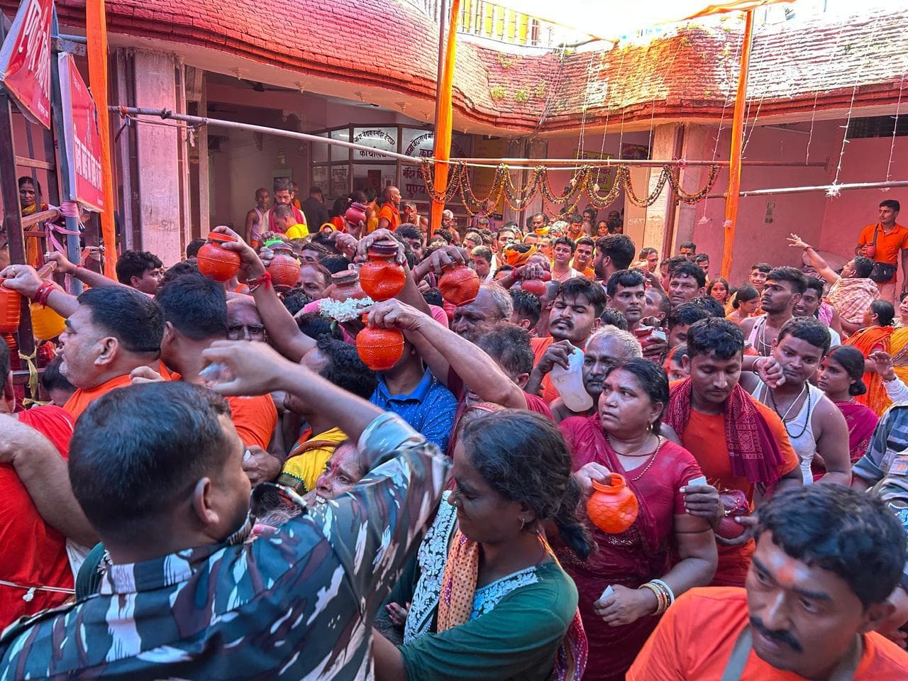 Deoghar News : पांच घंटे इंतजार, पर नहीं डिगी आस्था, भादो मेले में उमड़ रहे भक्त