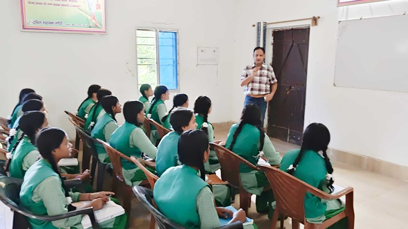 बीडीओ ने बच्चियों को पढ़ाया, शिक्षा के प्रति बढ़ायी रुचि