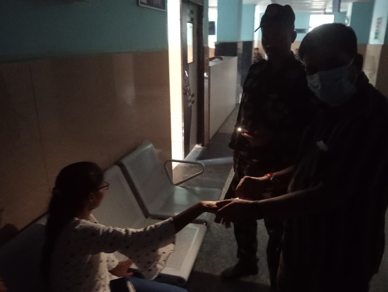 सदर अस्पताल में लापरवाही चरम पर, अंधेरे में किया जा रहा इलाज