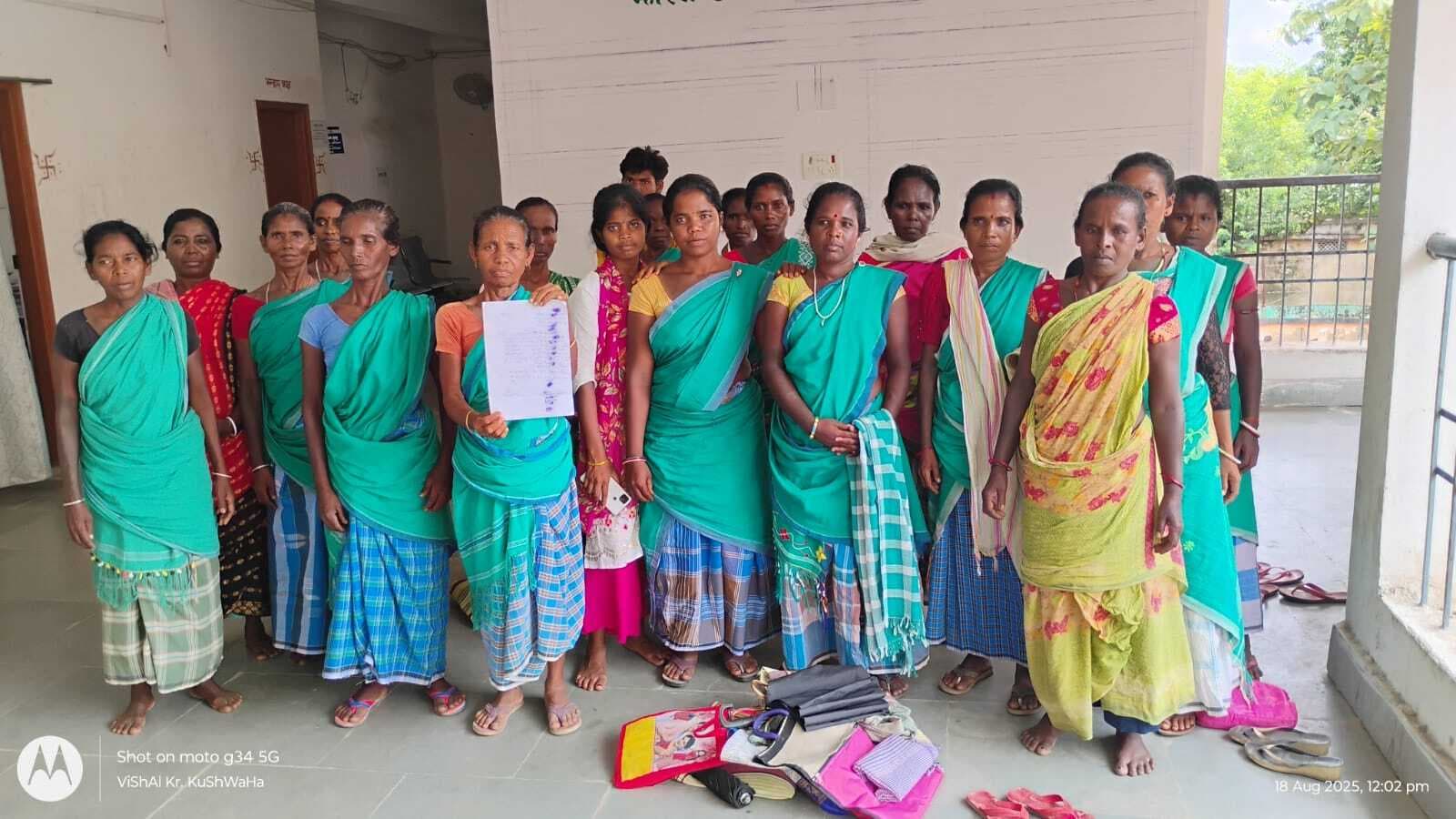 महिलाओं ने की दो माह से राशन नहीं मिलने की शिकायत