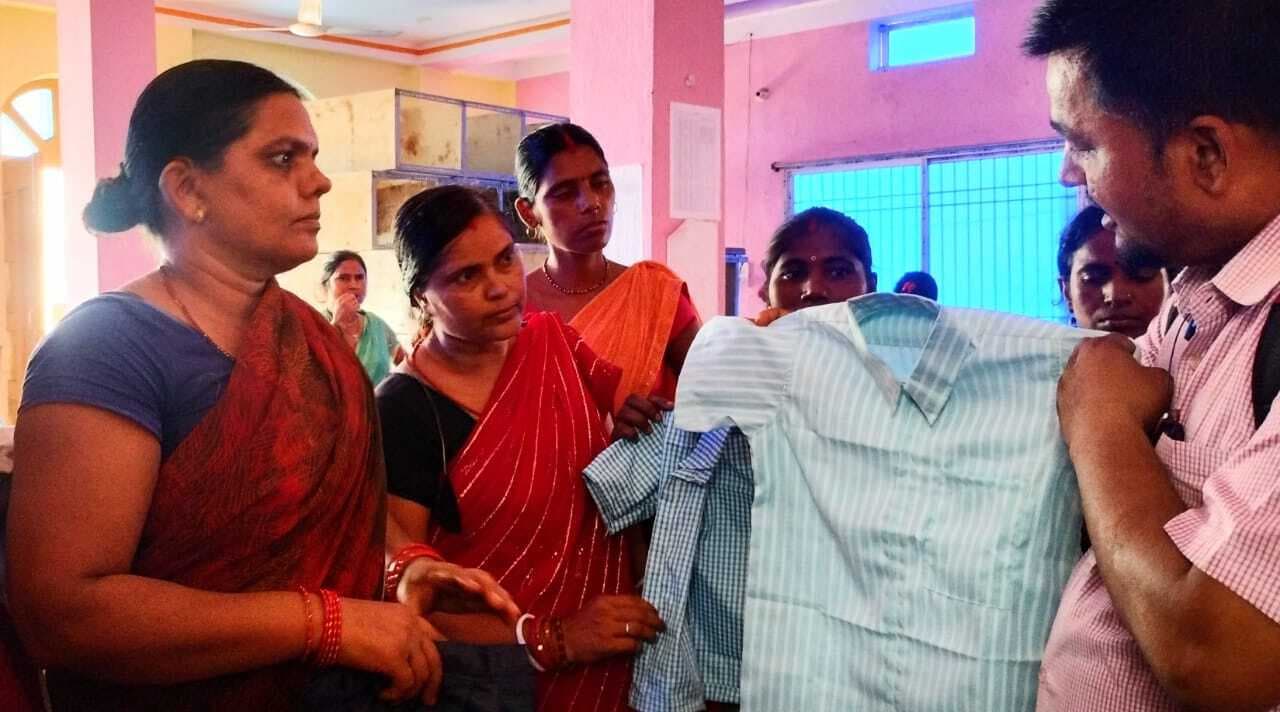 सात दिवसीय पोशाक सिलाई प्रशिक्षण शिविर का समापन