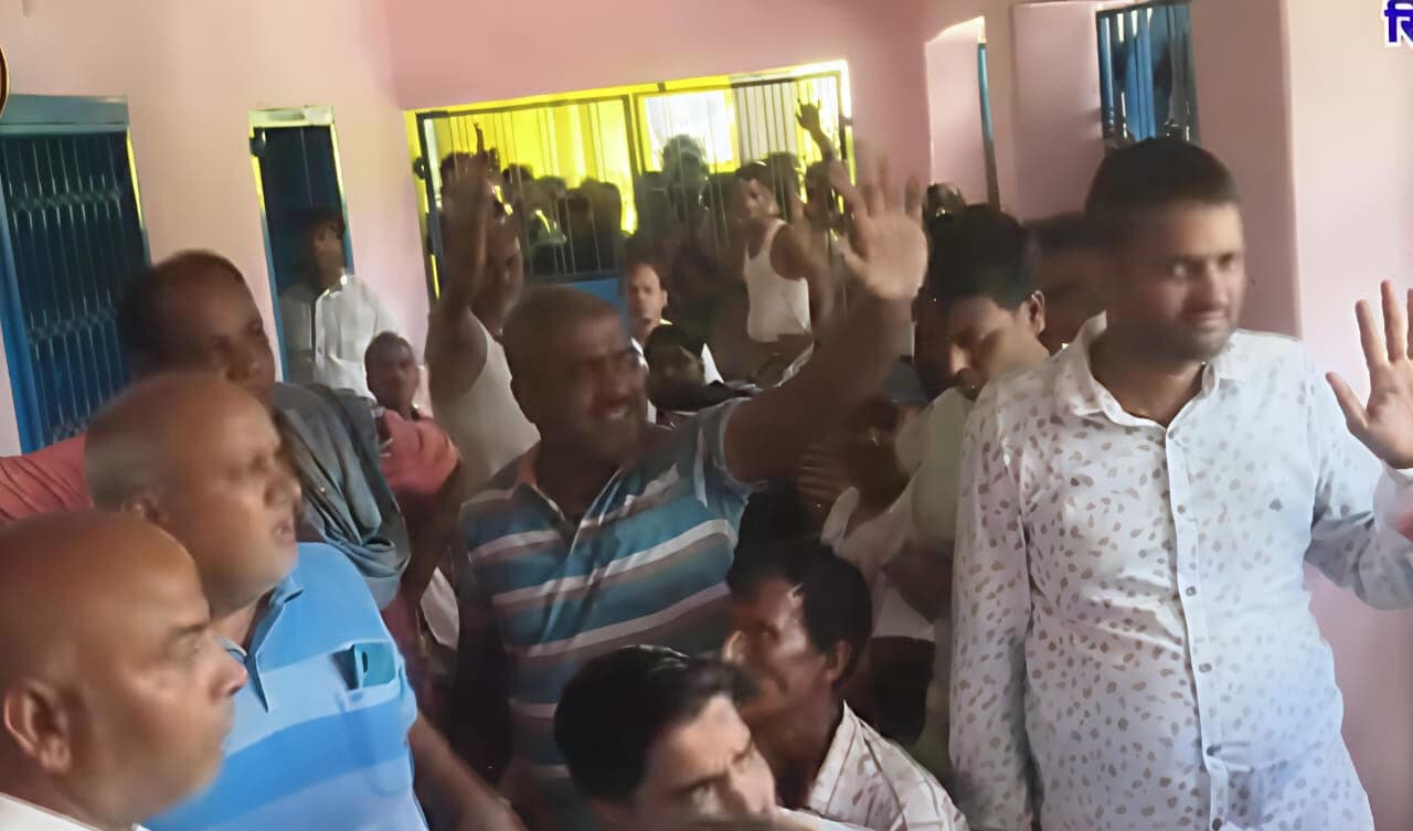 छात्रा पर की गयी अभद्र टिप्पणी से आक्रोशित ग्रामीणों ने विद्यालय में किया हंगामा