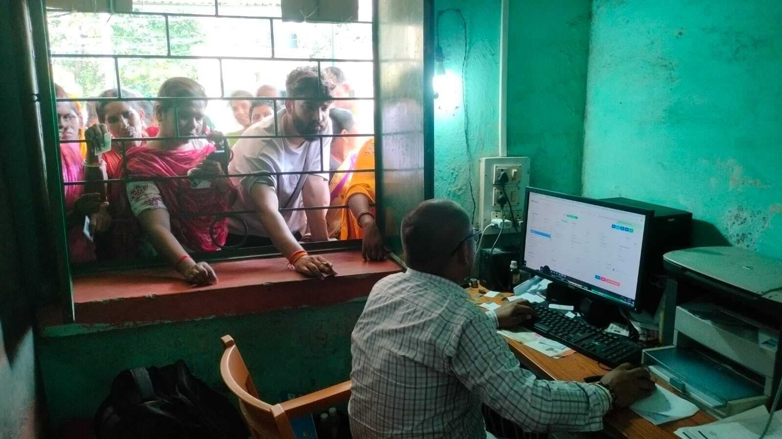 जर्जर भवन में स्वास्थ्य कर्मी करते हैं काम, कभी हो सकता है बड़ा हादसा