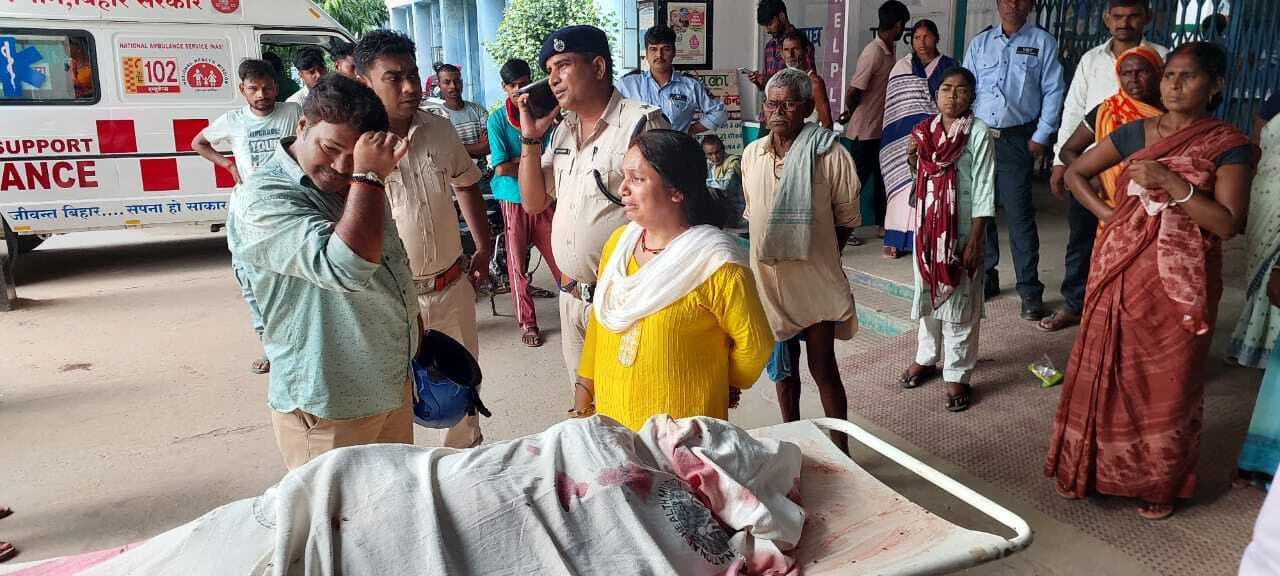 ई-रिक्शा की ठोकर से बाइक सवार शिक्षिका की मौत