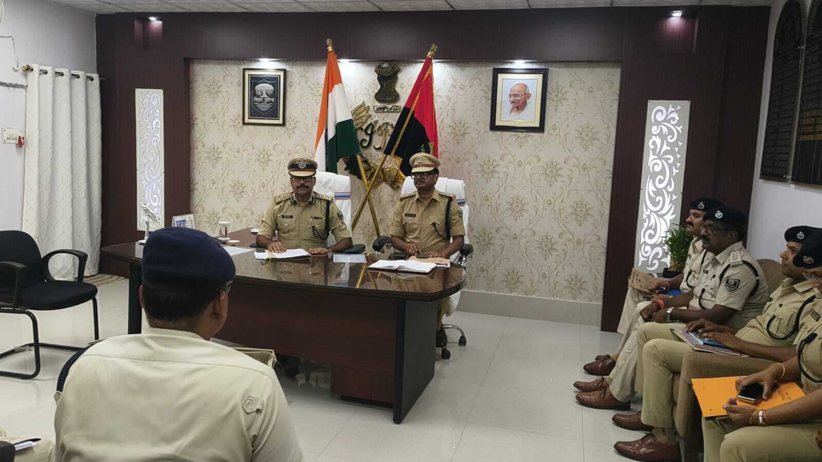 डीआईजी ने पुलिस लाइन का किया निरीक्षण, पुलिस पदाधिकारियों को दिये कई जरुरी निर्देश
