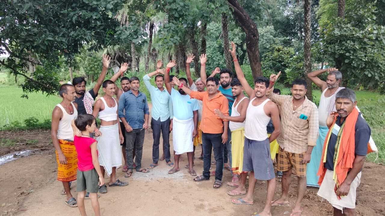 अधूरे सड़क निर्माण का ग्रामीणों ने किया विरोध