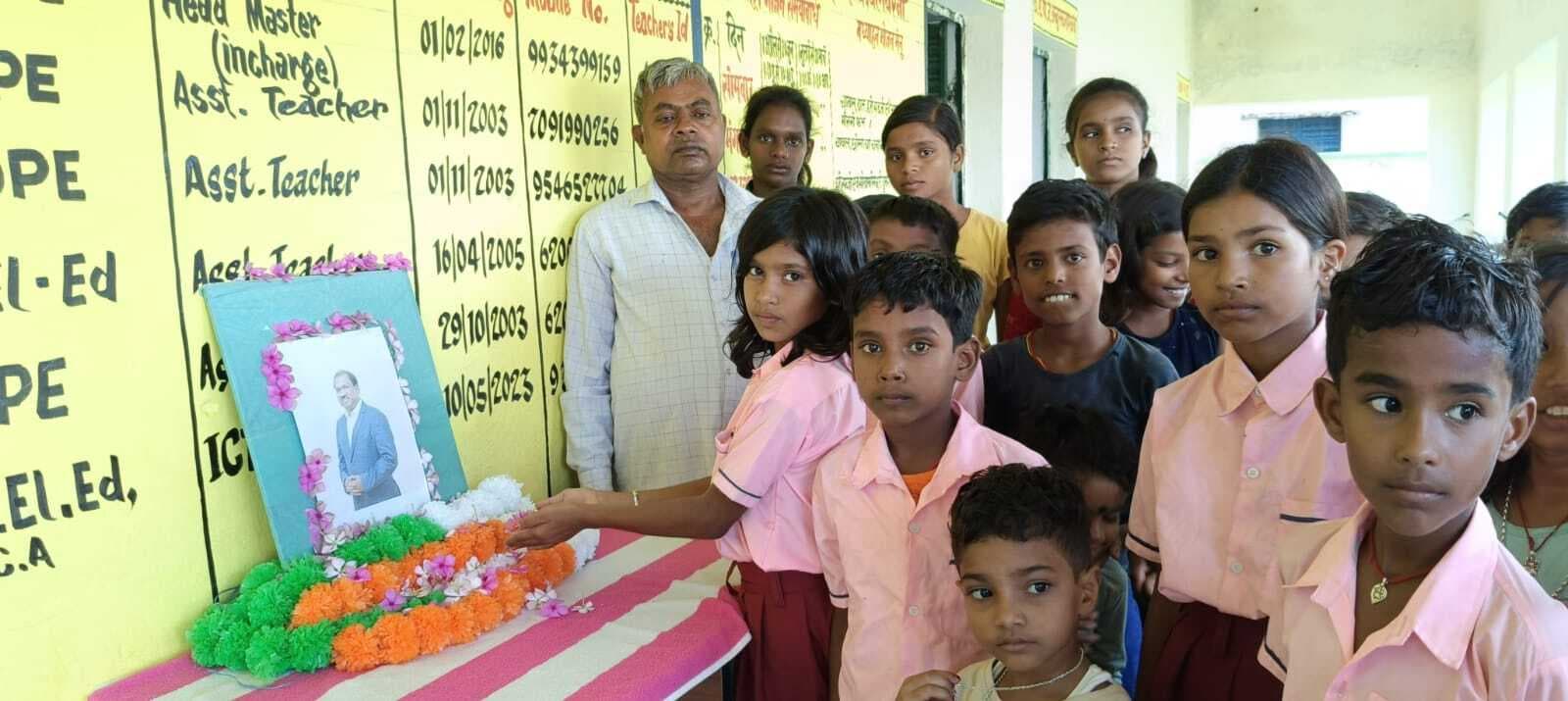 शिक्षा मंत्री रामदास सोरेन को बच्चों ने दी श्रद्धांजलि