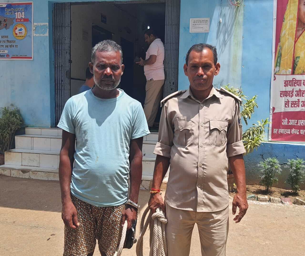 सात लीटर शराब के साथ तस्कर गिरफ्तार