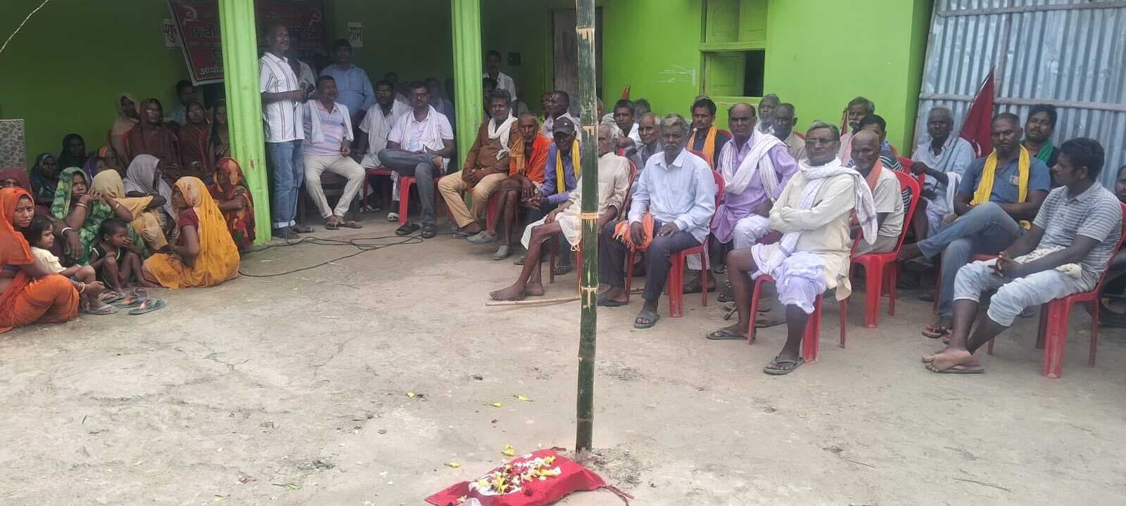 डबल इंजन की सरकार किसानों के साथ कर रही है धोखा