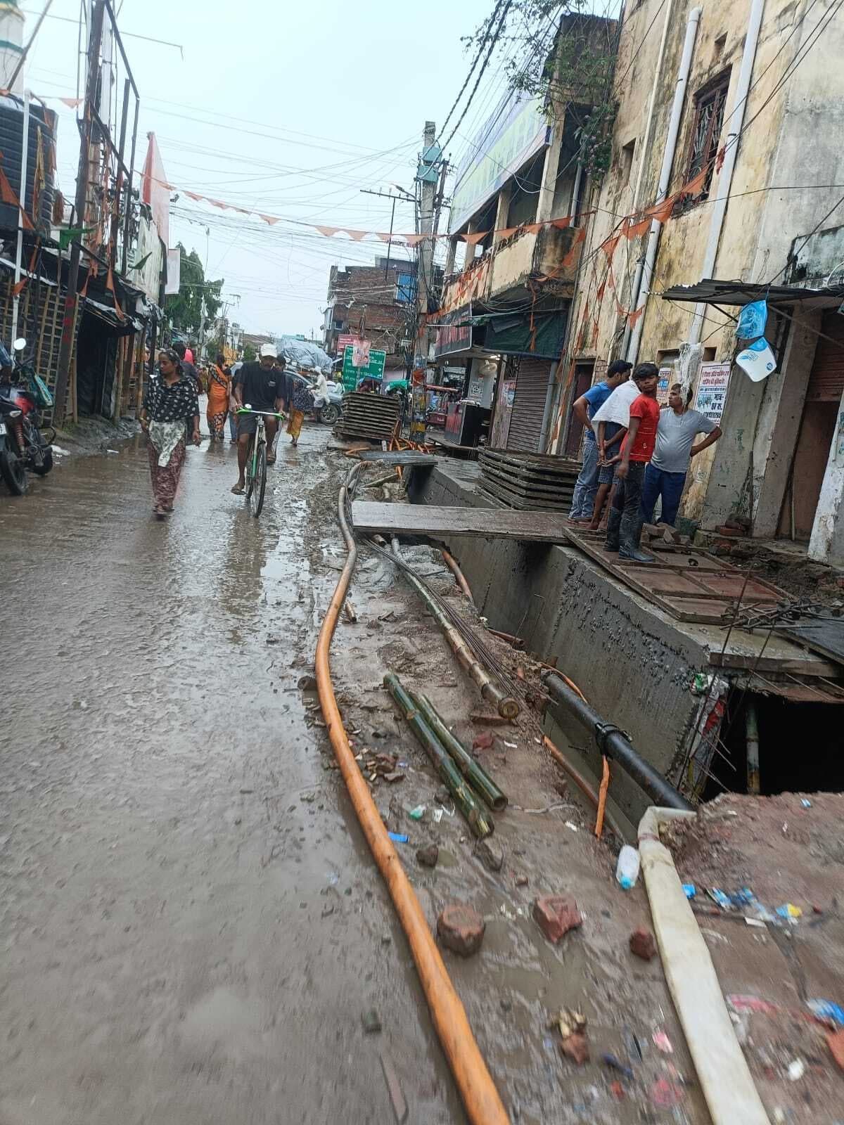 Darbhanga News: नाला निर्माण से दो से चार फीट तक सिकुड़ गयी शहर की अधिकांश सड़कें