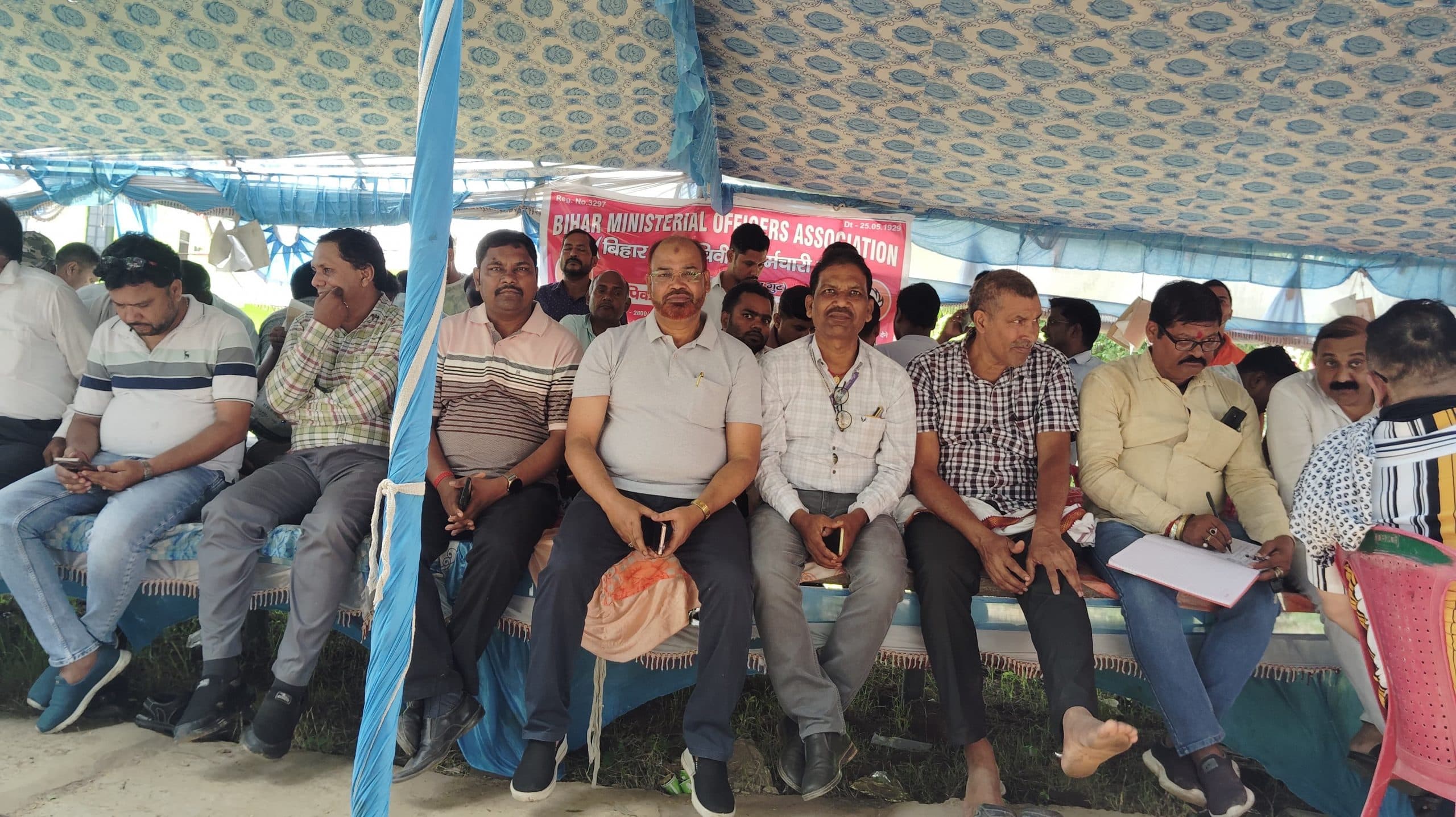 लिपिकों का अनिश्चितकालीन धरना, कार्यालयों में कामकाज ठप