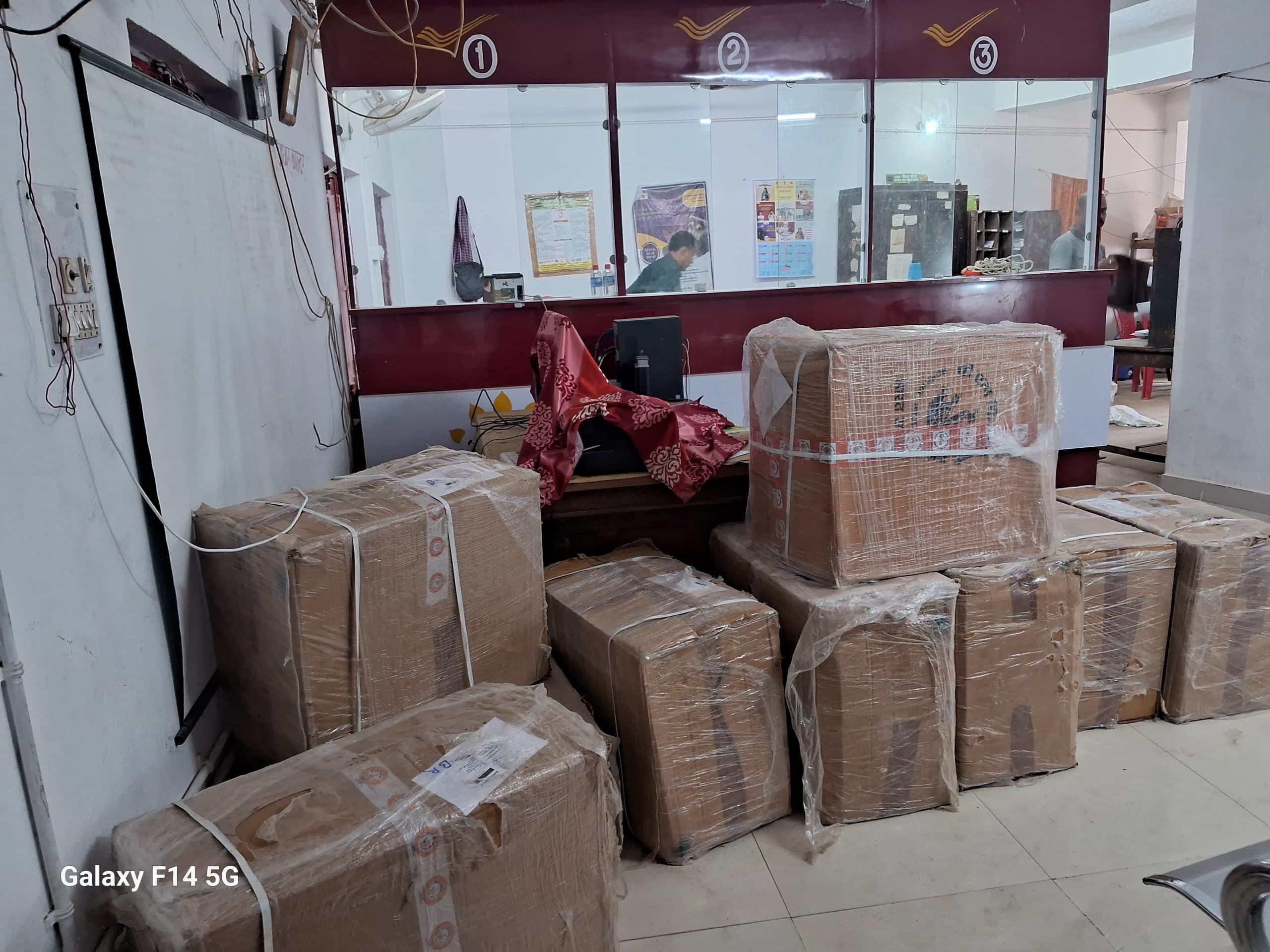 शंभुगंज उप डाकघर में कर्मी की कमी से ग्रामीणों को परेशानी