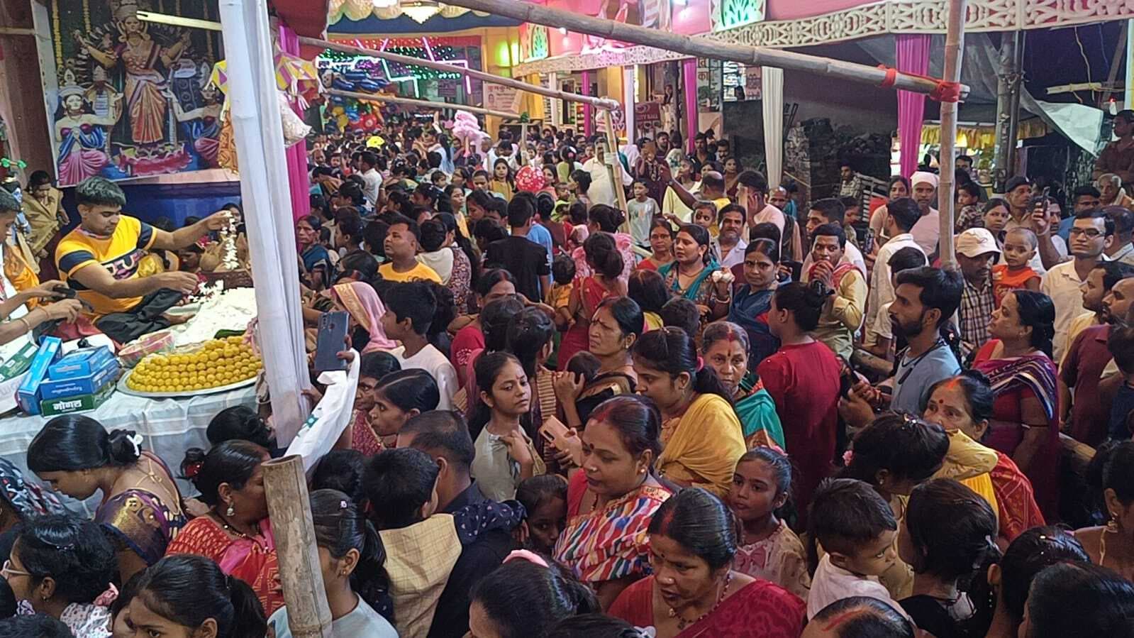 बिहुला-विषहरी पूजा में उमड़ी श्रद्धालुओं की भीड़