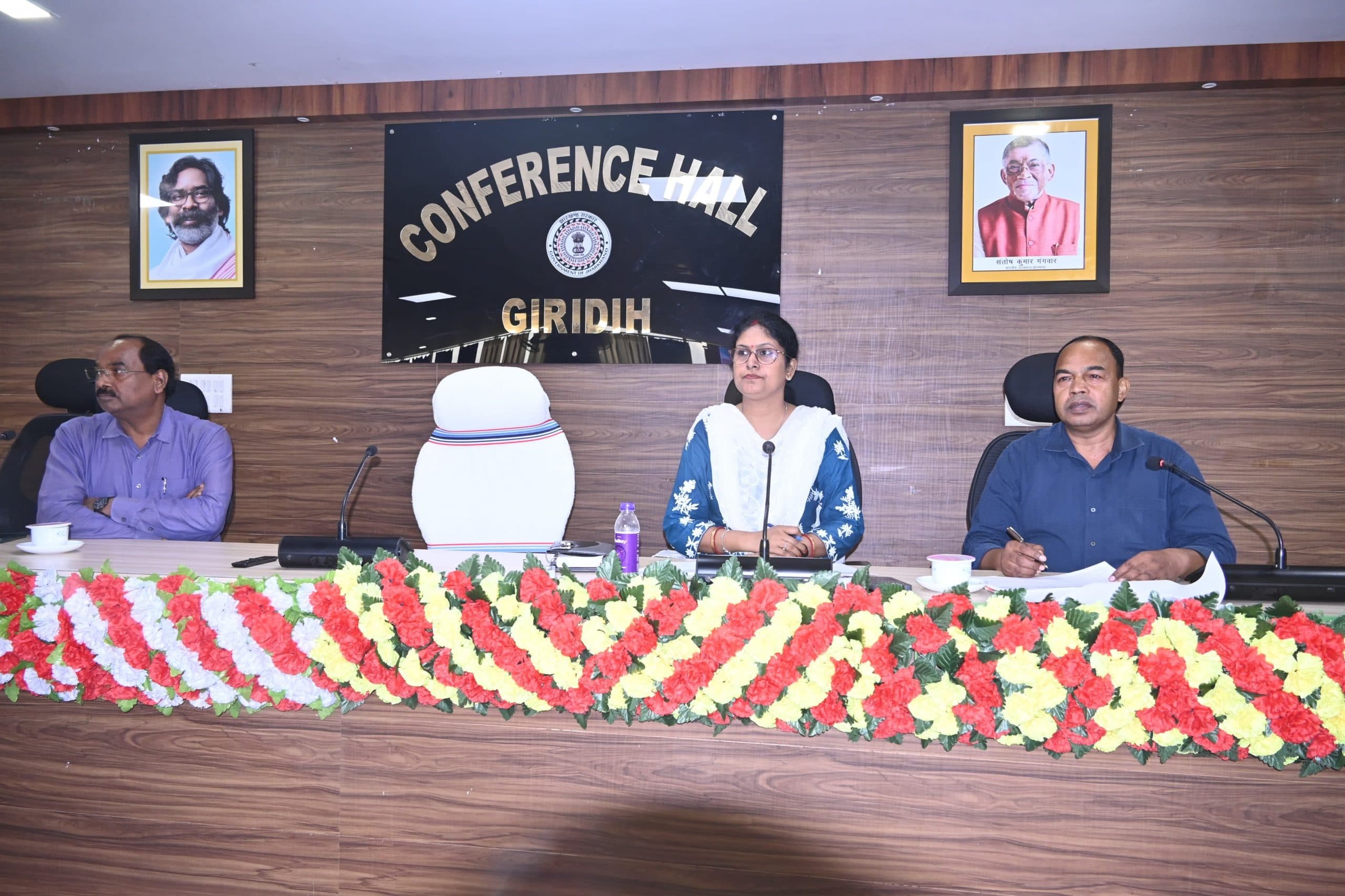 Giridih News :डीडीसी ने की 15वें वित्त से संचालित योजनाओं की समीक्षा