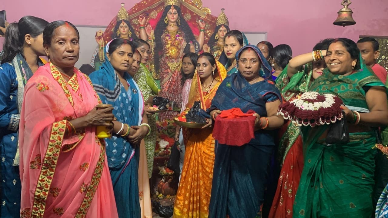 विषहरी मंदिरों में सुहागिन महिलाओं ने चढ़ाया डालिया, गीत-संगीत व नाटक का उठाया लुत्फ