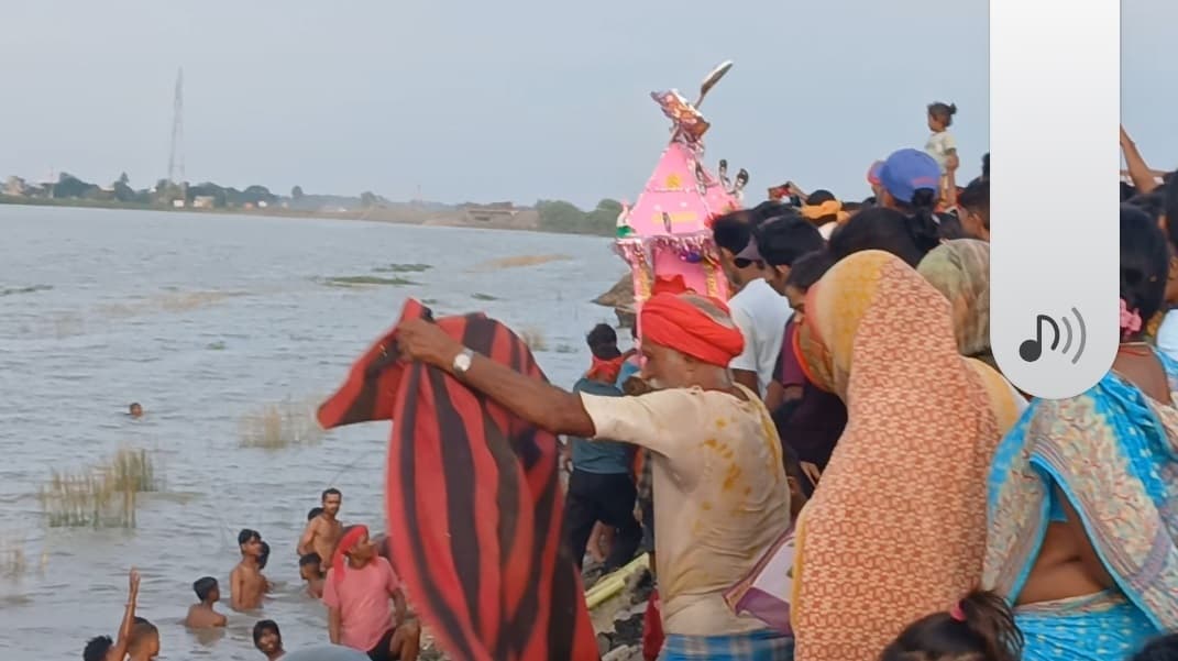 Bhagalpur News: विषहरी पूजा समिति सुल्तानपुर भिट्ठी ने निकाली कलश शोभायात्रा