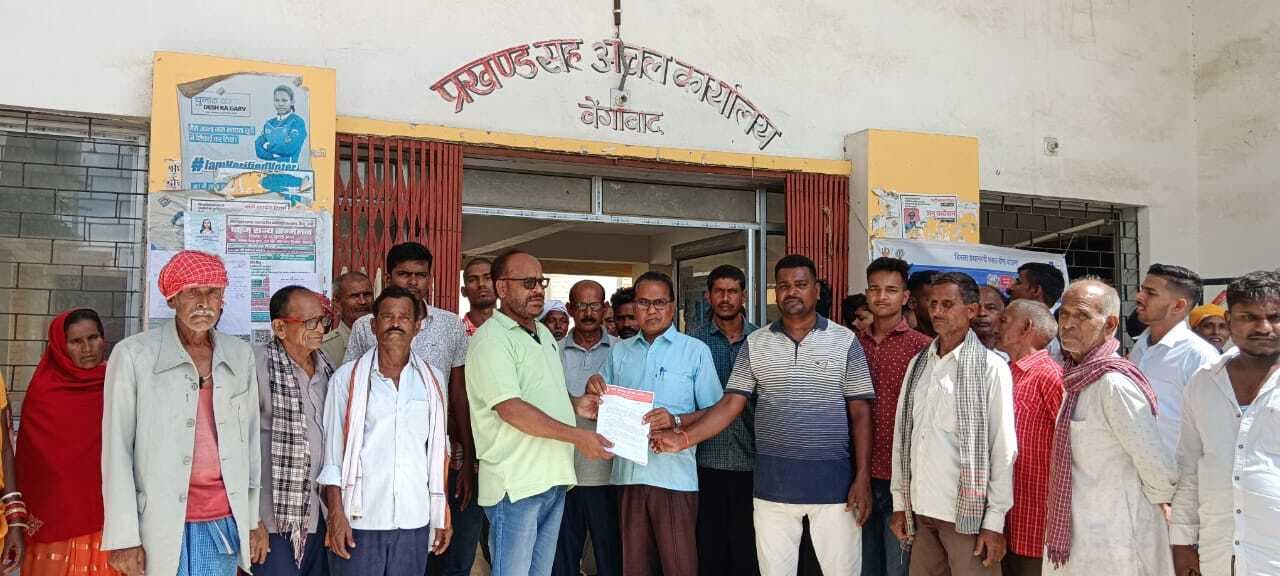 Giridih News :फाब्ला की अगुवाई में ग्रामीणों ने सीओ को दिया आवेदन