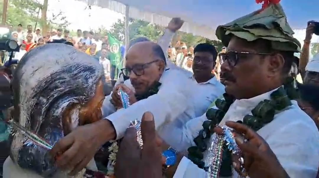 Dhanbad News: पोखरिया के शिबू आश्रम में लगी दिशोम गुरु की प्रतिमा, श्रद्धांजलि देने उमड़े लोग