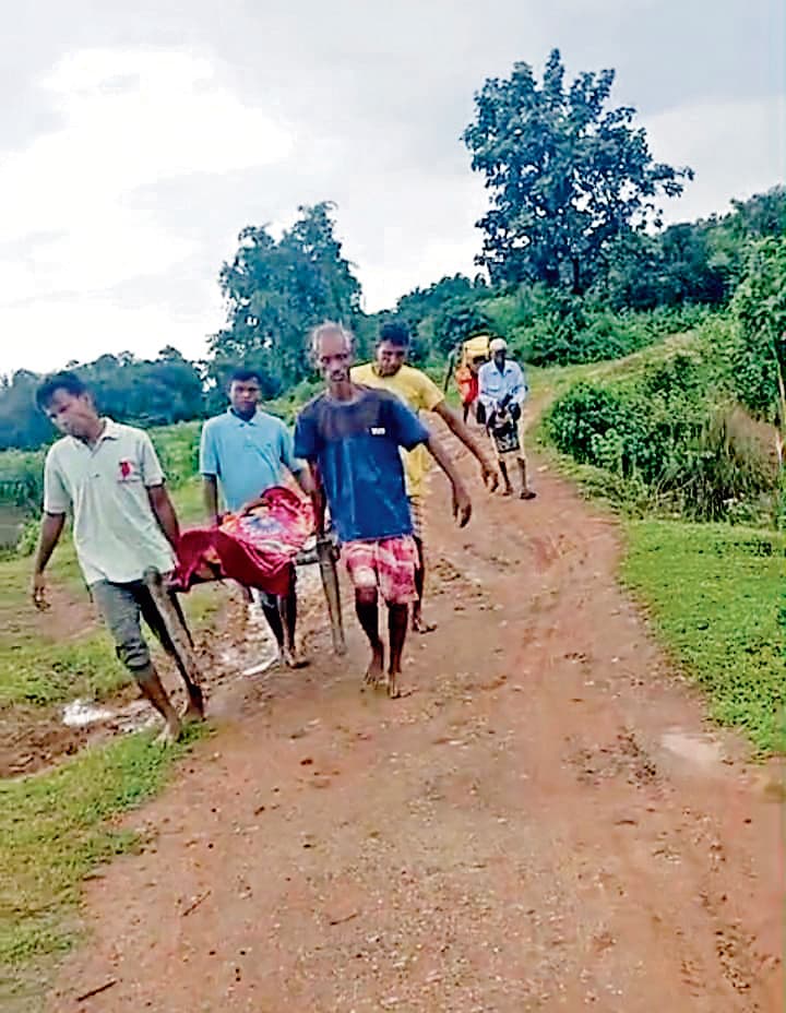 Seraikela Kharsawan news : डायरिया पीड़ित को अस्पताल लाने के लिए खटिया पर लाद आधा किमी चलना पड़ा पैदल