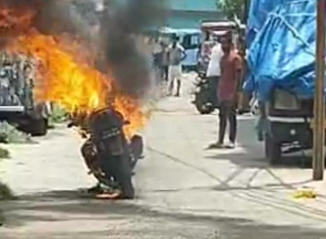 लावारिस खड़ी बाइक में लगी आग, धू-धू कर जली