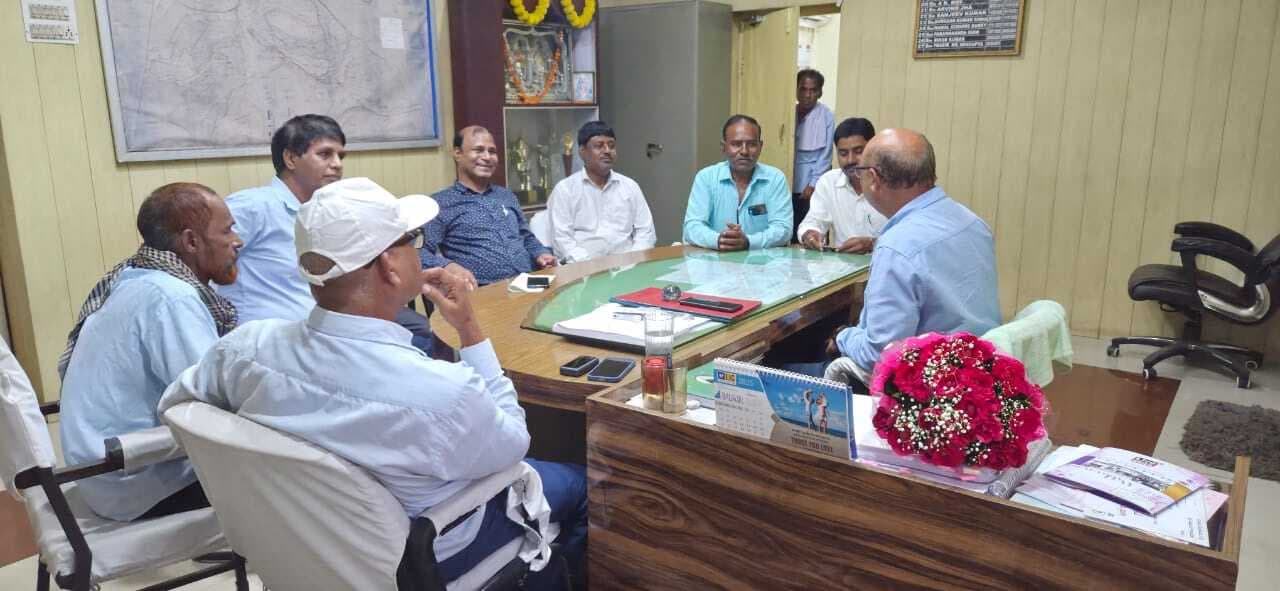 Bokaro News : श्रमिकों की समस्याओं से पीओ को कराया अवगत