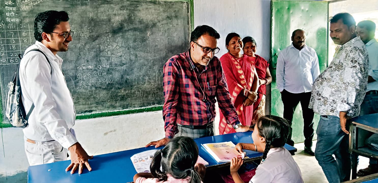 Seraikela Kharsawan news : एक साल से मानदेय बकाया, ओड़िया शिक्षक आर्थिक संकट में