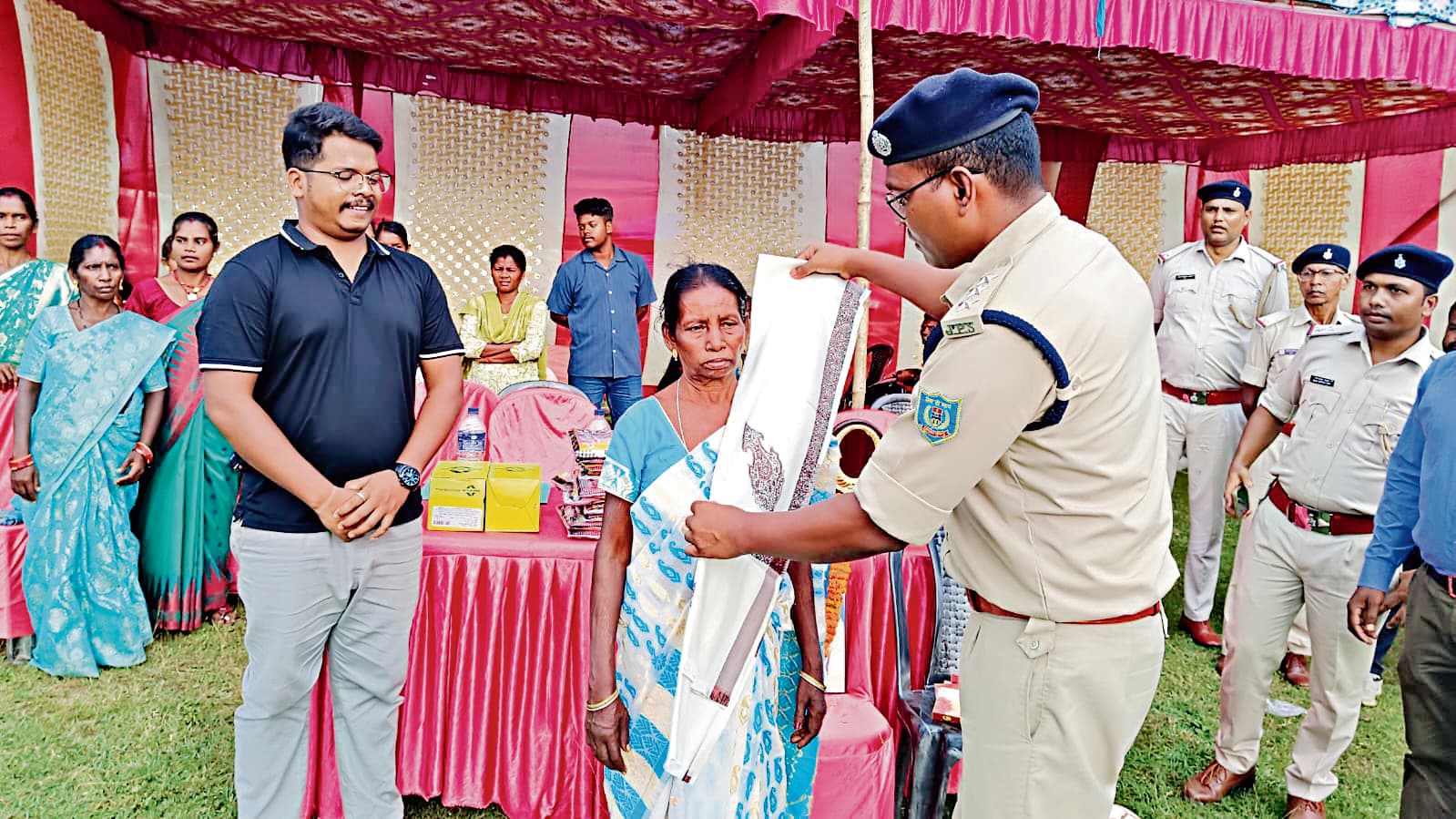 chaibasa news: शहादत पर गर्व, परिवार के साथ खड़ा प्रशासन : एसडीपीओ