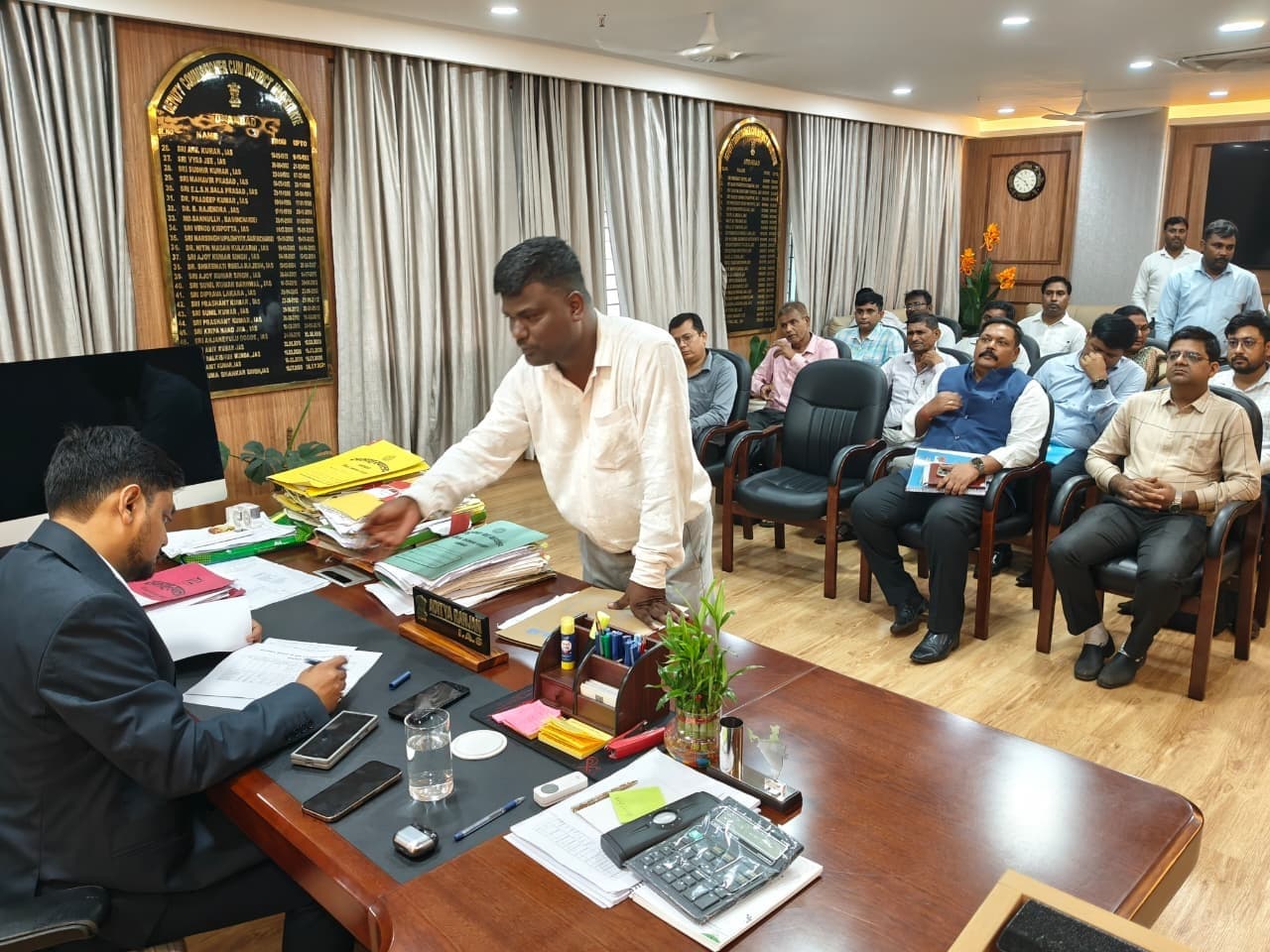 Dhanbad News: डीसी ने मंईयां सम्मान योजना के लाभुकों का सत्यापन करने का दिया निर्देश