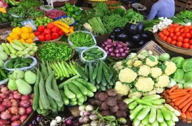 Dhanbad News : हरी सब्जियां हुईं लाल, अब किलो की जगह पाव में खरीद रहे हैं लोग