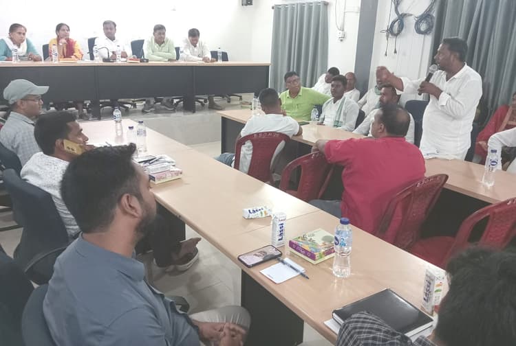 प्रखंड क्रियान्वयन समिति की बैठक में बंद पड़े नल-जल पर उठे सवाल