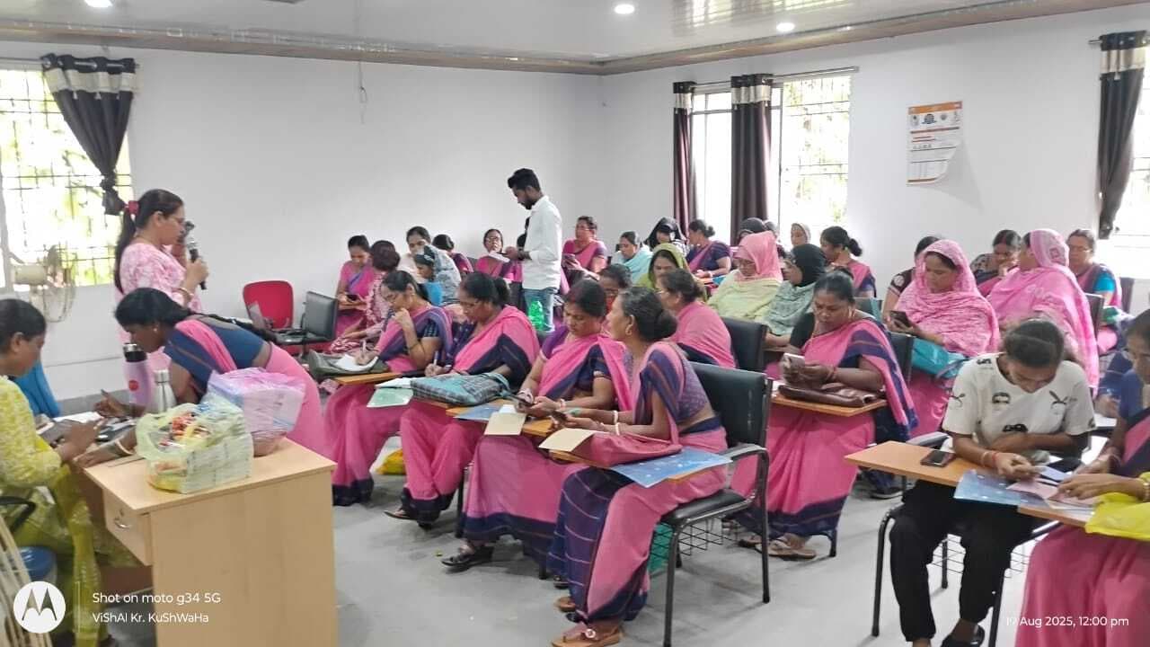 सेविकाओं को बताये गये खेल-खेल में पढ़ाने के तरीके