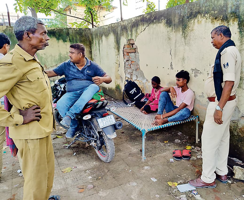 Hajipur News : पश्चिम बंगाल की युवती की सराय स्टेशन के समीप चलती ट्रेन से गिरकर मौत