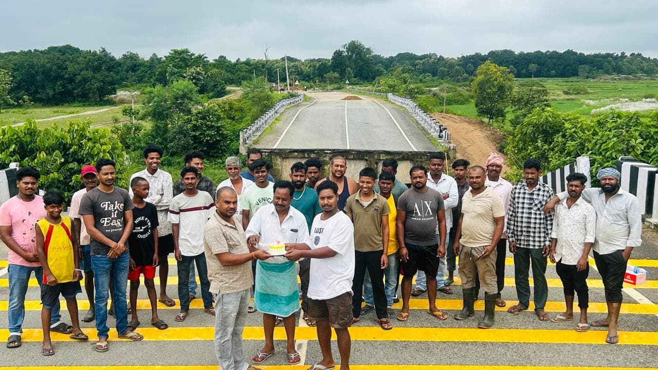 पेलोल पुल के क्षतिग्रस्त होने के दो माह पूरा होने पर ग्रामीणों ने काटा केक